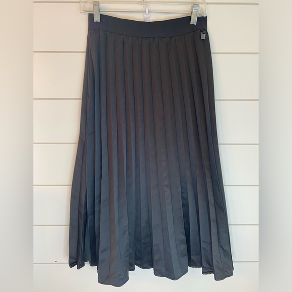 Mexx Dresses & Skirts - Mexx black pull on pleated whimsygoth satiny A Line bohemian midi skirt